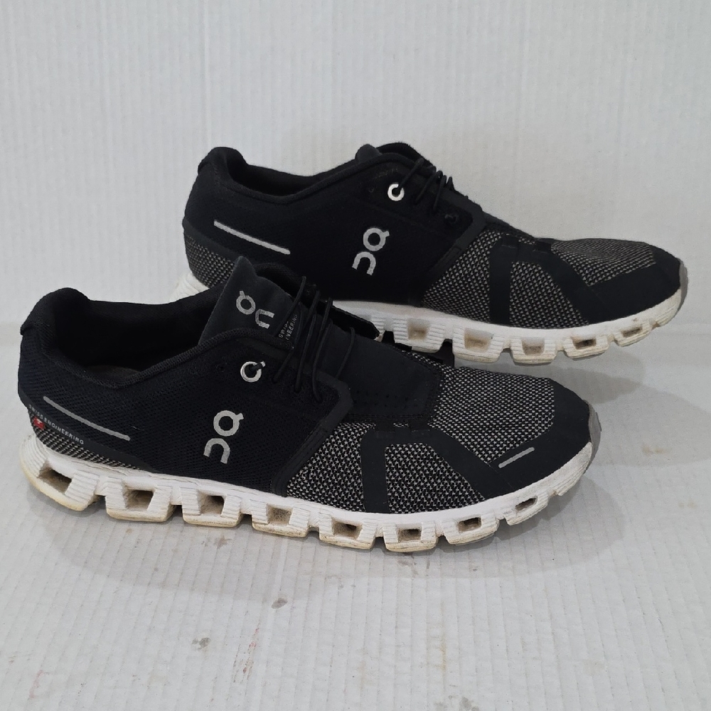 On Cloud 5 Running Men's Black and White Athletic Shoes Size 9 D